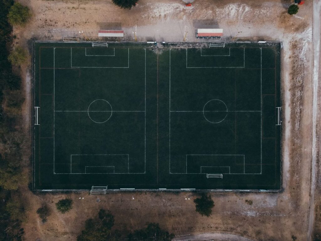 上空から見たサッカーのピッチ