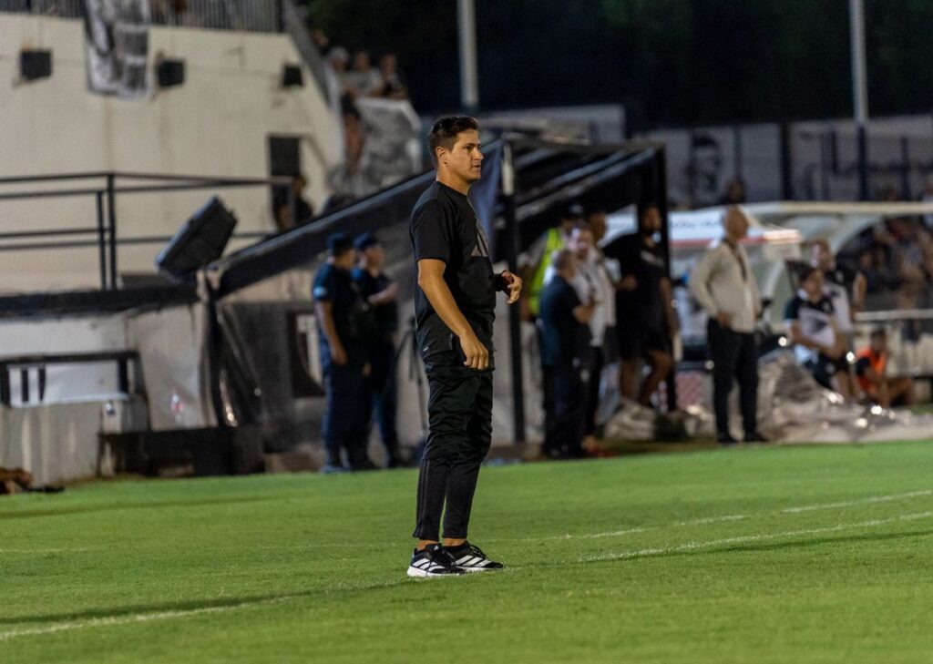 ピッチサイドで試合を見守る監督