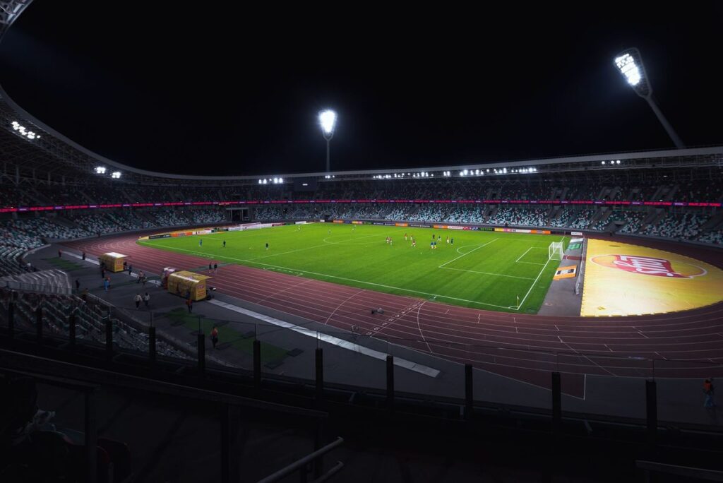 夜のサッカースタジアムの照明