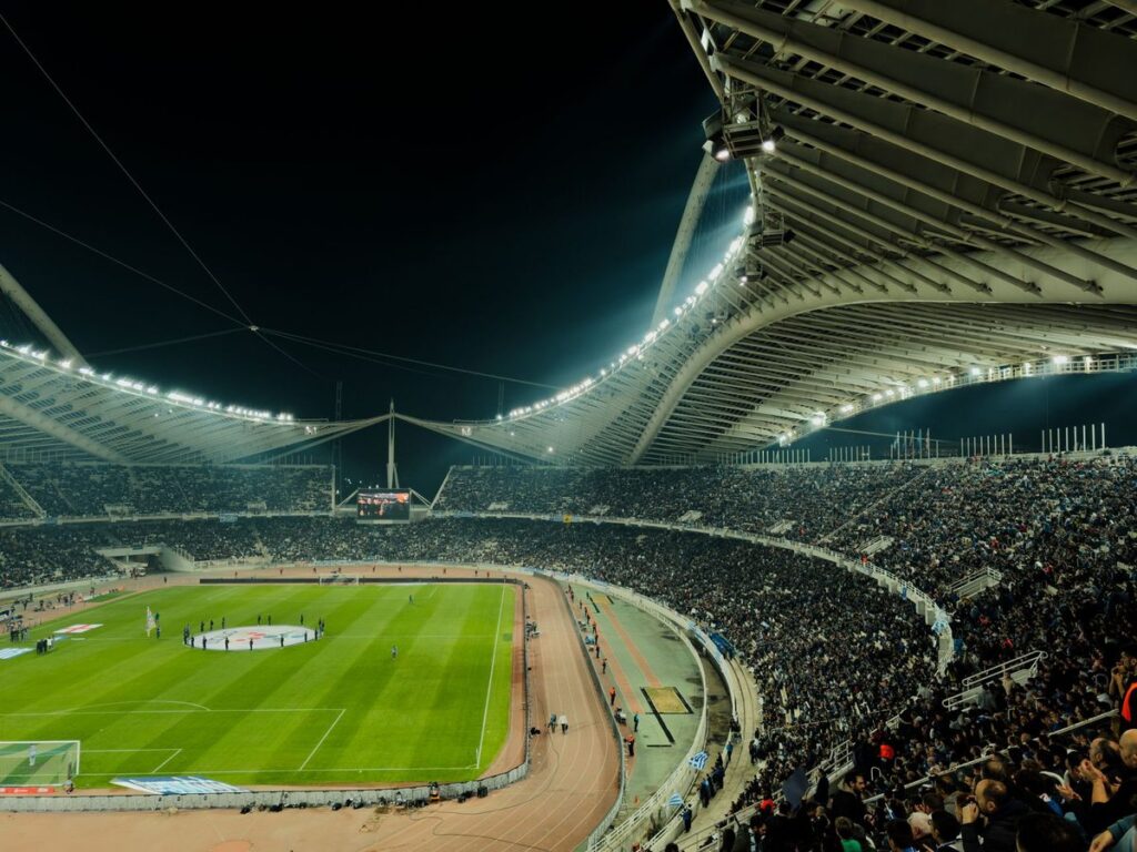 照明に照らされたサッカースタジアム