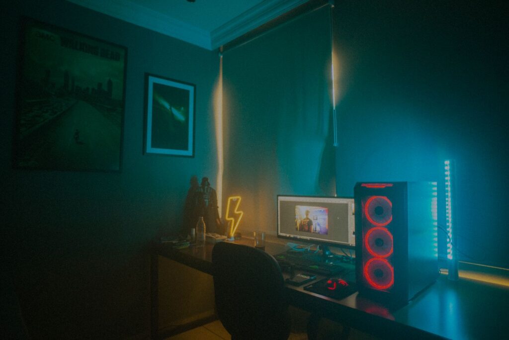 デスクトップPCを置いたゲーム用のデスク