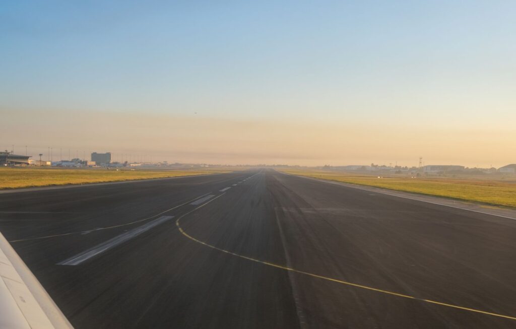 朝日に照らされた空港の滑走路