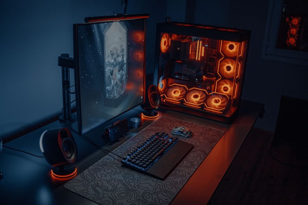 ゲーミングPCとモニター、キーボードを並べたデスク
