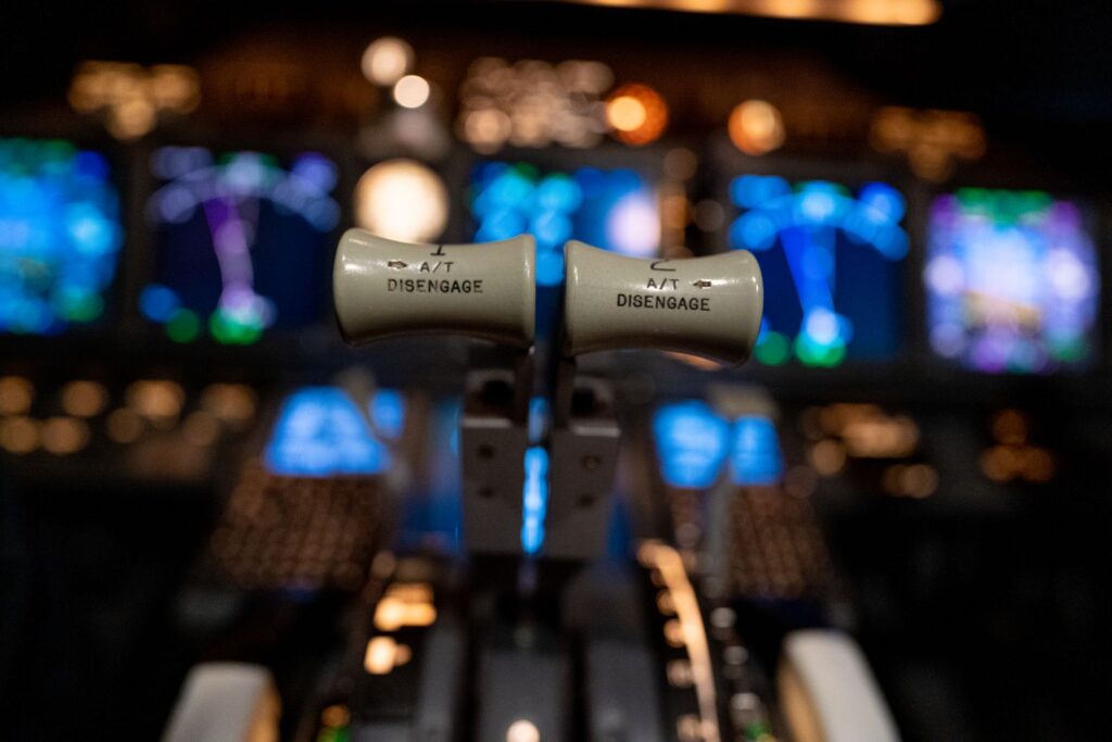 旅客機のコックピットのスラストレバーと計器