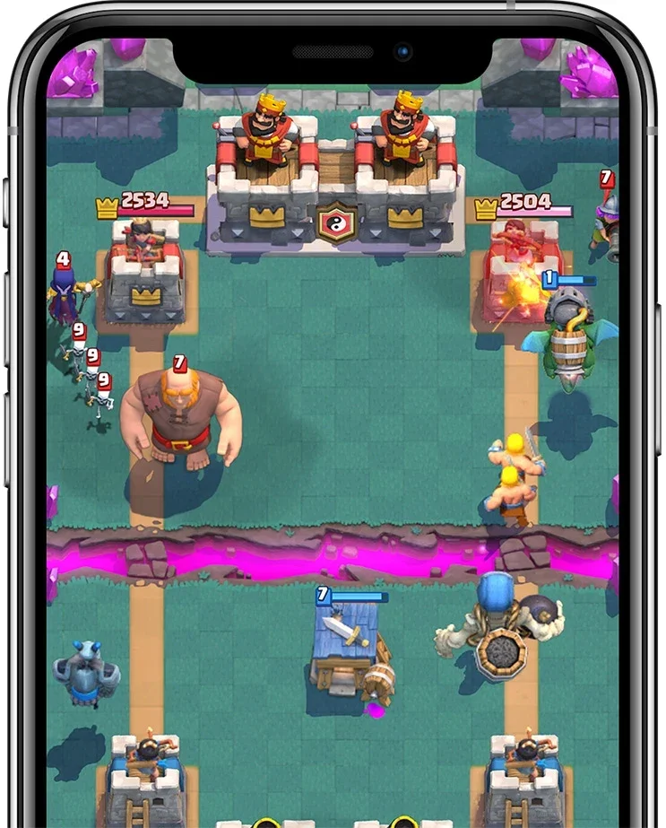 クラロワの対戦画面を表示したスマートフォン