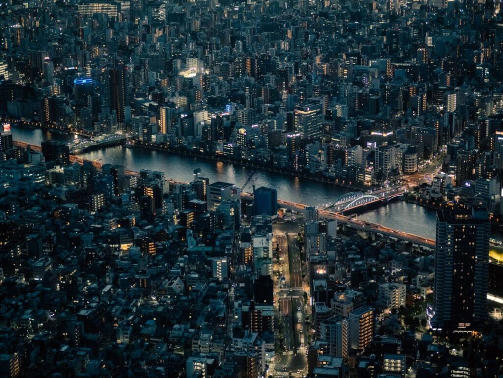 夜の都市を空から見下ろした写真