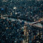夜の都市を空から見下ろした写真